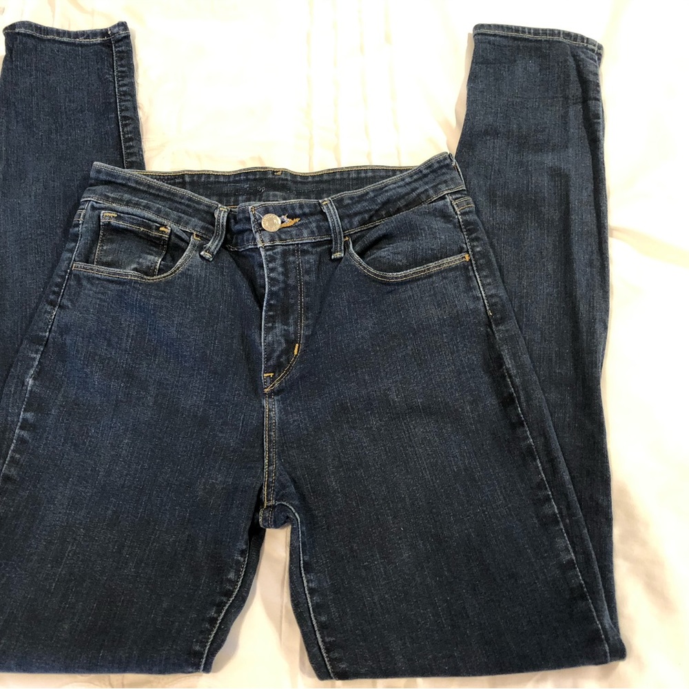 Levi skinny jeans size 28/32.